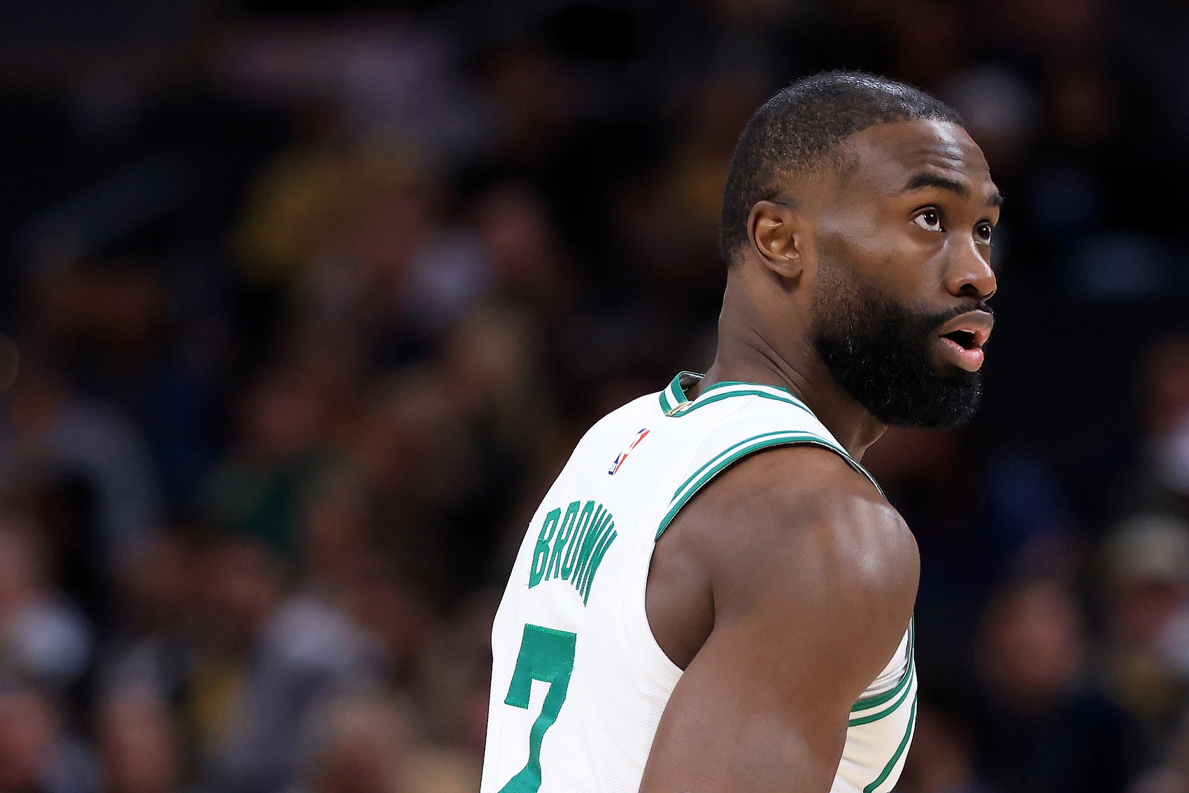 开云在线-主攻手！杰伦·布朗半场17中8拿到最高19分 三分5中3