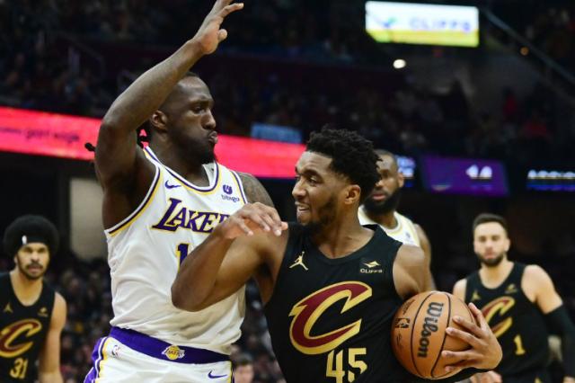 开云娱乐-米切尔回归首战末节哑火 湖人奇兵成防守关键