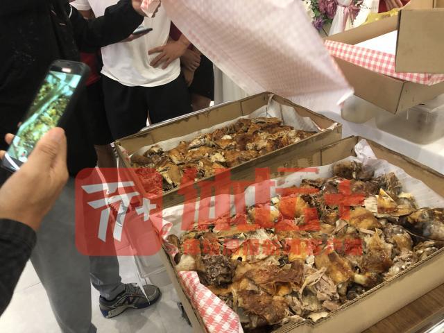 17-当地有特色的烤全羊是球员们比较欣赏的美食之一.jpg