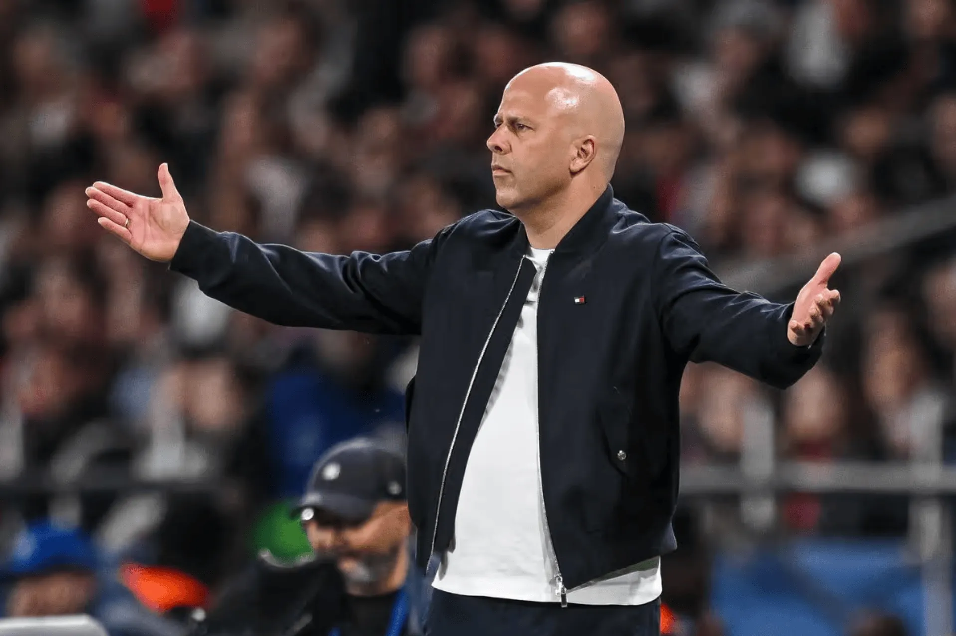 跟队：斯洛特在勇敢与愚蠢间走钢丝，对巴黎三中卫险成灾难